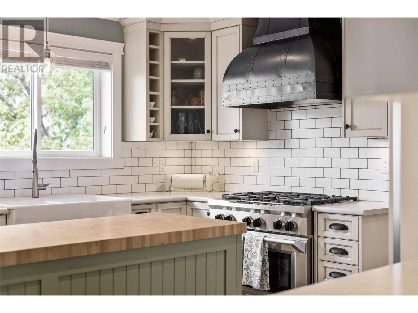 Kamloops, BC, V1S2A2, United States, 5 Bedrooms Bedrooms, ,Residential,For Sale,1858601