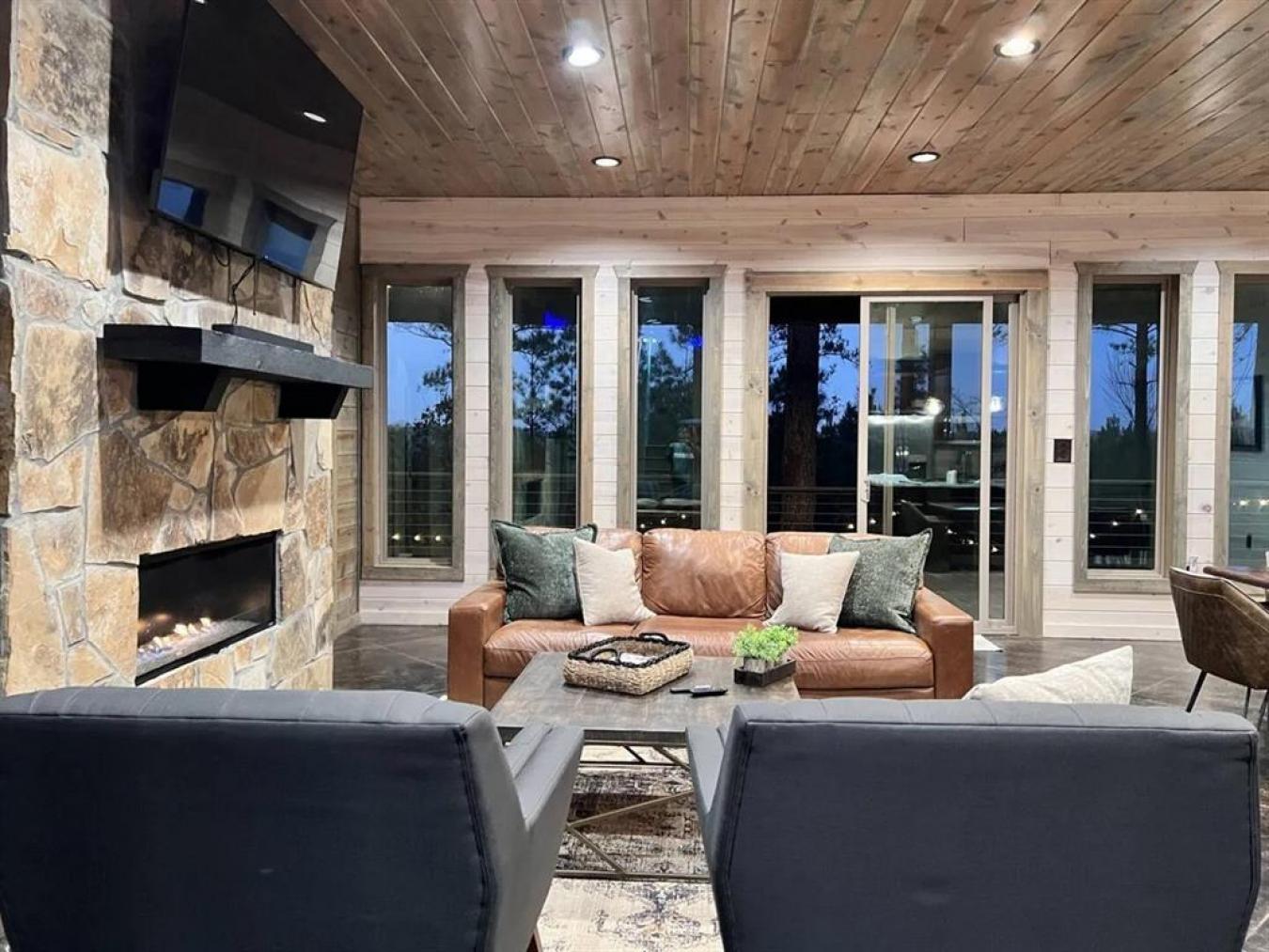 Broken Bow, Oklahoma, 74728, United States, 4 Bedrooms Bedrooms, ,5 BathroomsBathrooms,Residential,For Sale,1858595