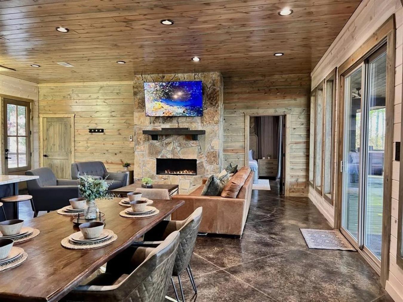 Broken Bow, Oklahoma, 74728, United States, 4 Bedrooms Bedrooms, ,5 BathroomsBathrooms,Residential,For Sale,1858595