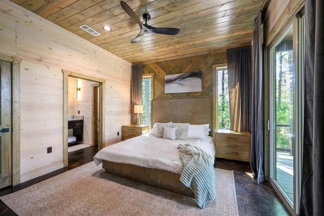 Broken Bow, Oklahoma, 74728, United States, 4 Bedrooms Bedrooms, ,5 BathroomsBathrooms,Residential,For Sale,1858595