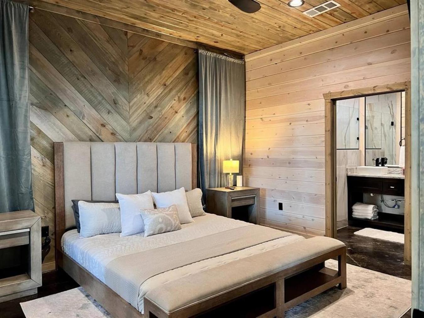 Broken Bow, Oklahoma, 74728, United States, 4 Bedrooms Bedrooms, ,5 BathroomsBathrooms,Residential,For Sale,1858595