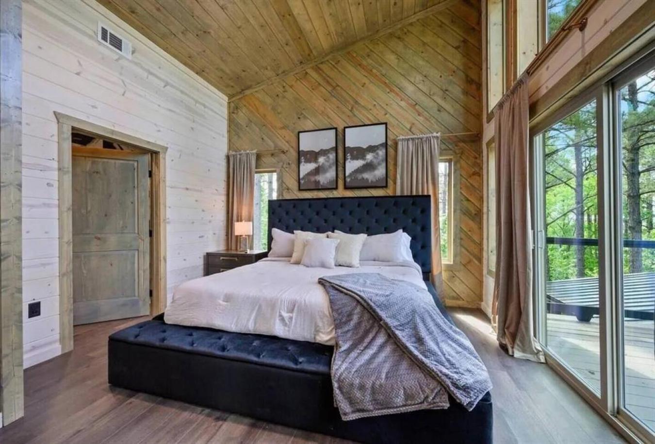 Broken Bow, Oklahoma, 74728, United States, 4 Bedrooms Bedrooms, ,5 BathroomsBathrooms,Residential,For Sale,1858595