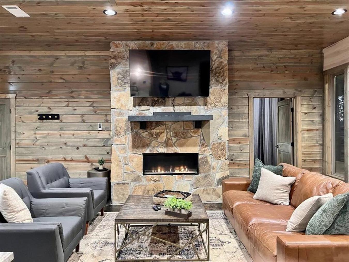 Broken Bow, Oklahoma, 74728, United States, 4 Bedrooms Bedrooms, ,5 BathroomsBathrooms,Residential,For Sale,1858595