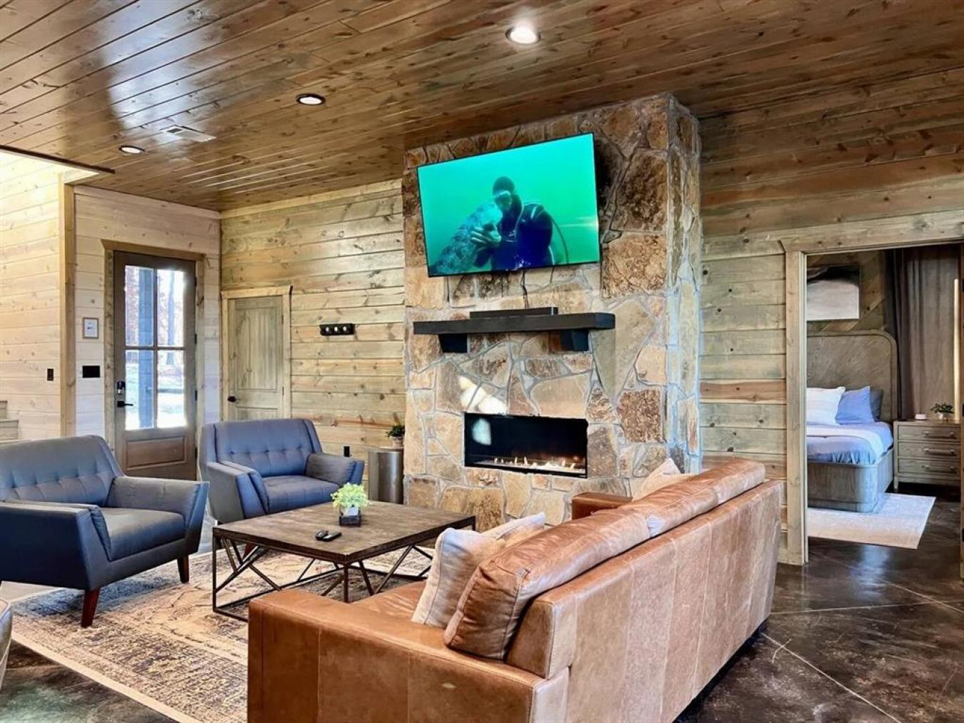 Broken Bow, Oklahoma, 74728, United States, 4 Bedrooms Bedrooms, ,5 BathroomsBathrooms,Residential,For Sale,1858595