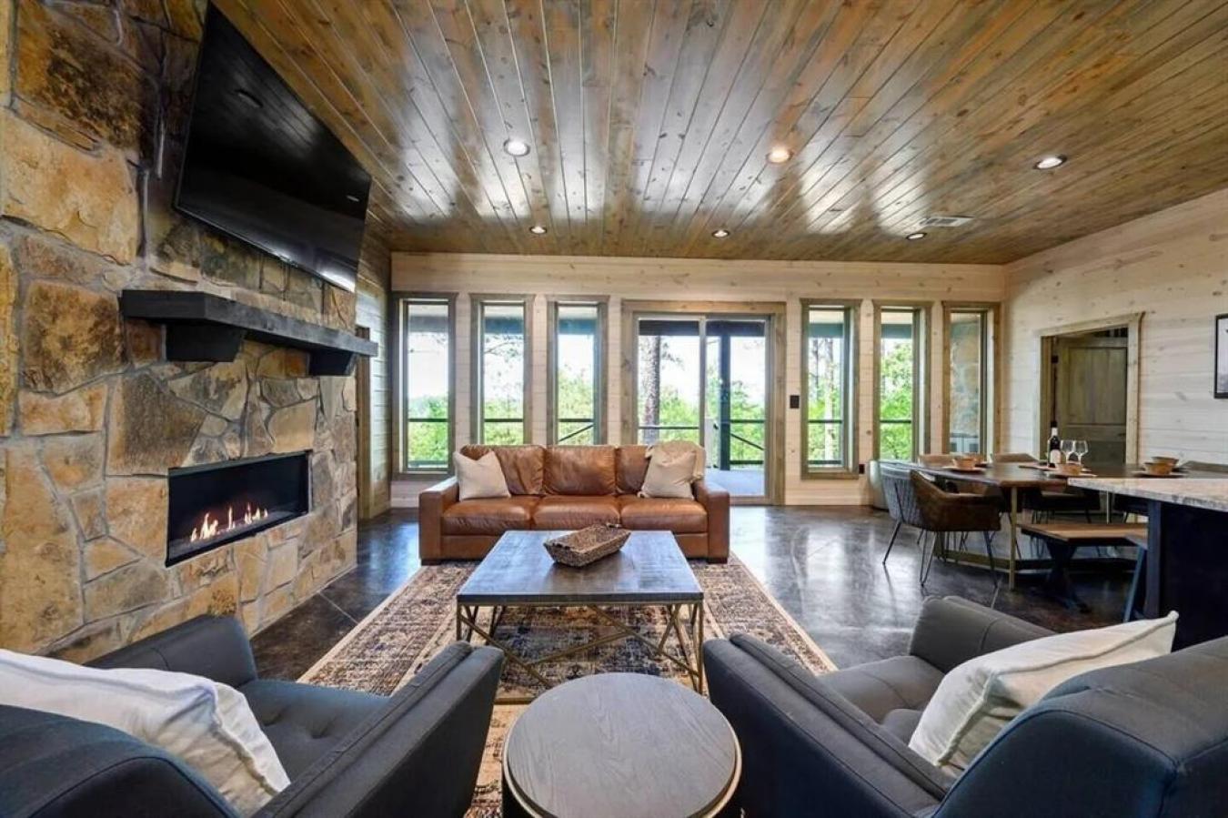 Broken Bow, Oklahoma, 74728, United States, 4 Bedrooms Bedrooms, ,5 BathroomsBathrooms,Residential,For Sale,1858595