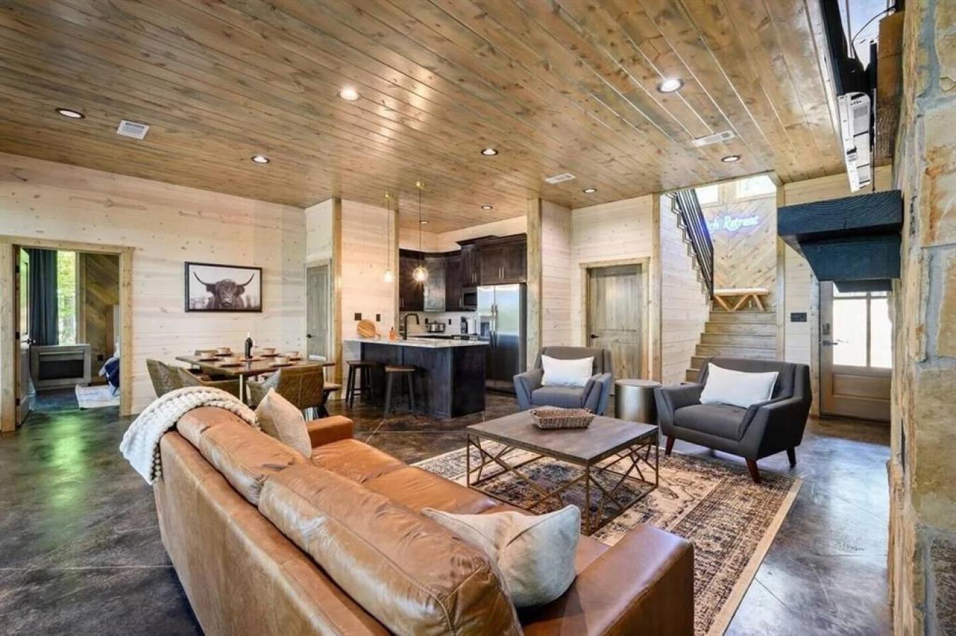 Broken Bow, Oklahoma, 74728, United States, 4 Bedrooms Bedrooms, ,5 BathroomsBathrooms,Residential,For Sale,1858595