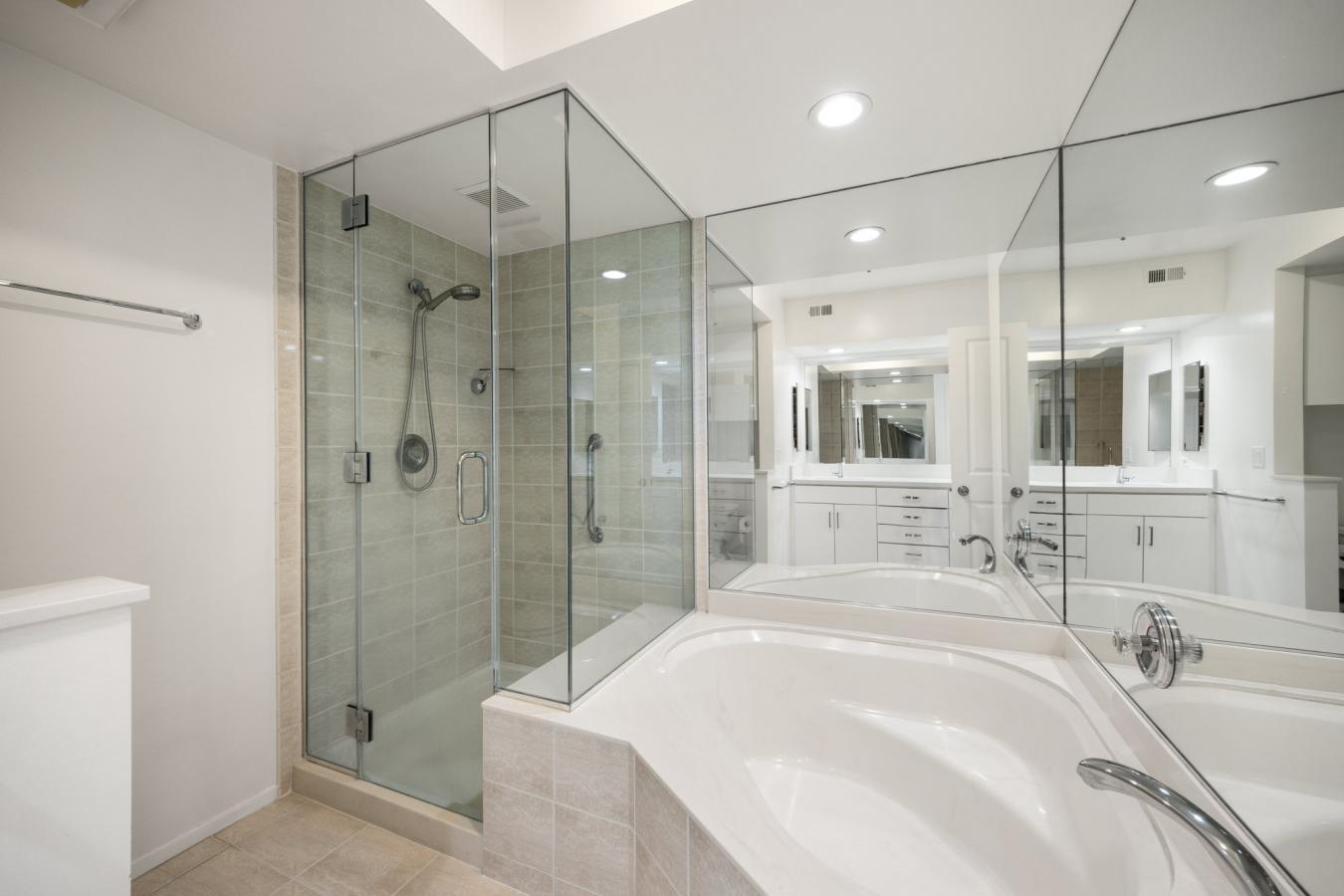 Santa Monica, Los Angeles, 90405, United States, 2 Bedrooms Bedrooms, ,1 BathroomBathrooms,Residential,For Sale,1858593