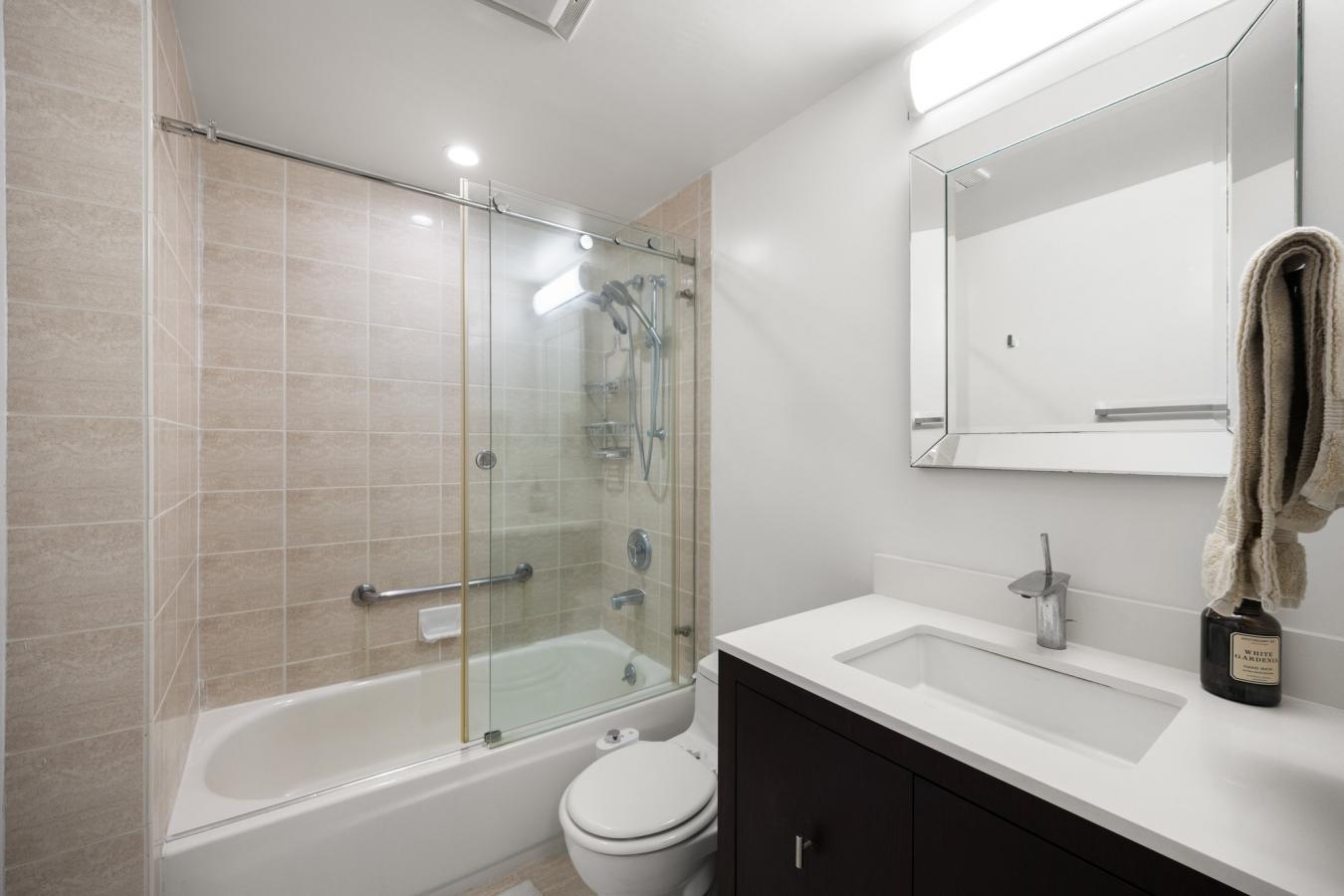 Santa Monica, Los Angeles, 90405, United States, 2 Bedrooms Bedrooms, ,1 BathroomBathrooms,Residential,For Sale,1858593