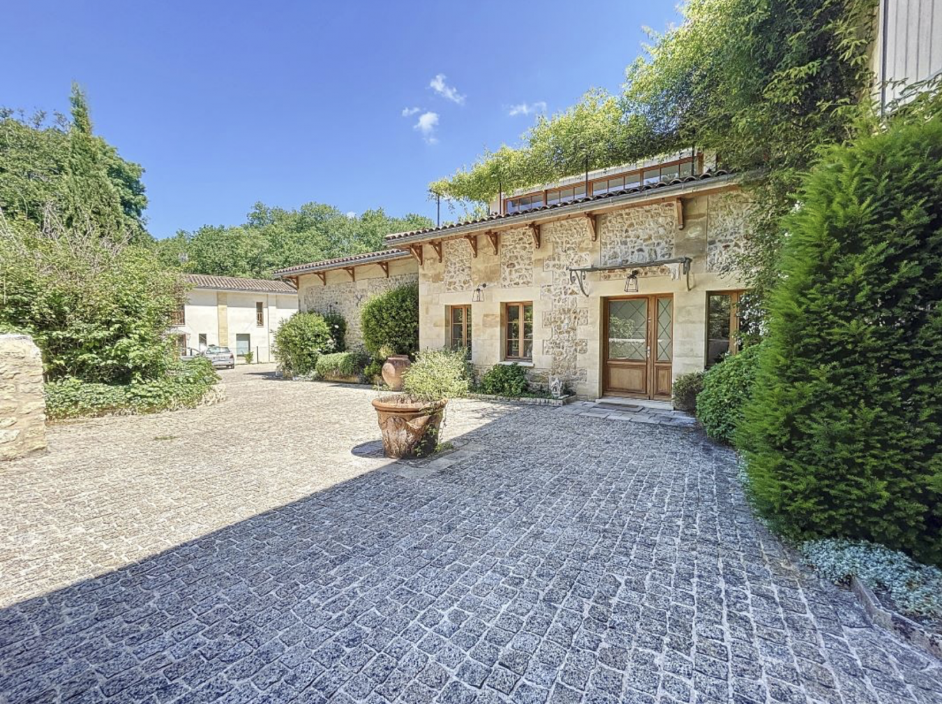 Quinsac, 33360, France, 8 Bedrooms Bedrooms, ,7 BathroomsBathrooms,Residential,For Sale,1858580