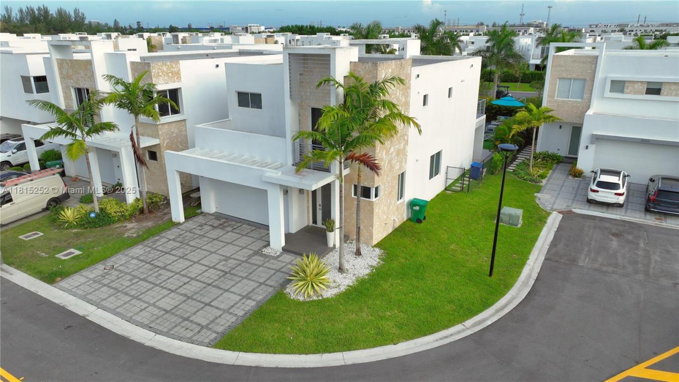Discover luxury living in one of Dorals top gated communities. This fu – image 1