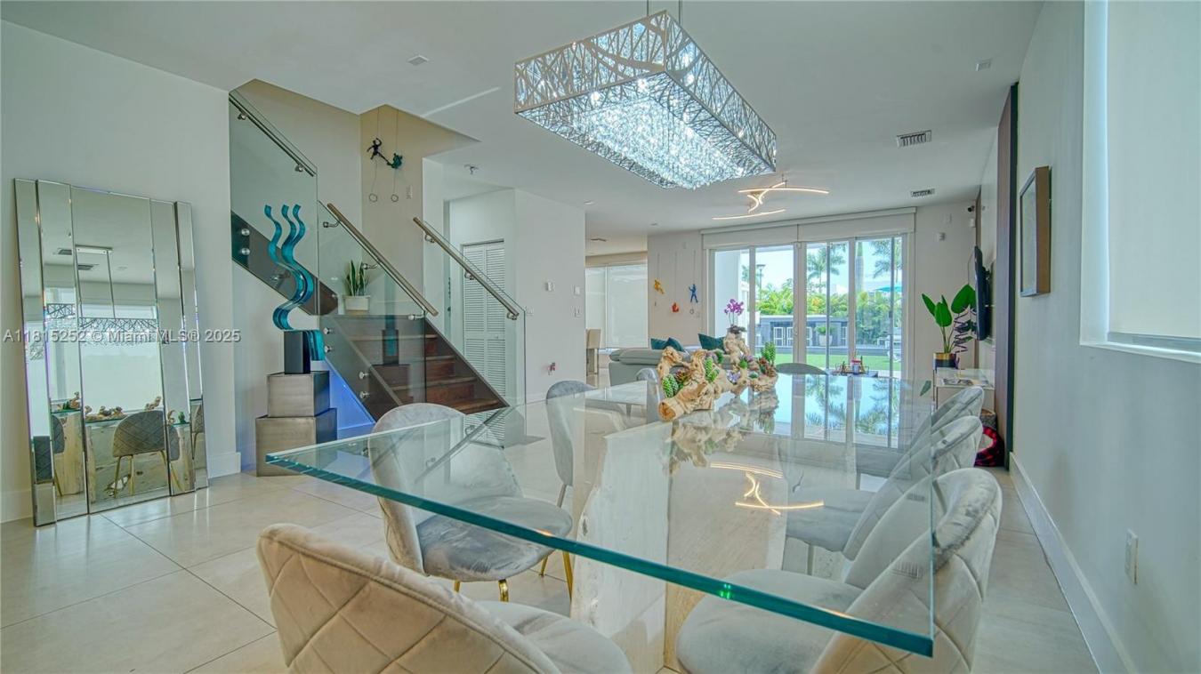 Discover luxury living in one of Dorals top gated communities. This fu – image 11