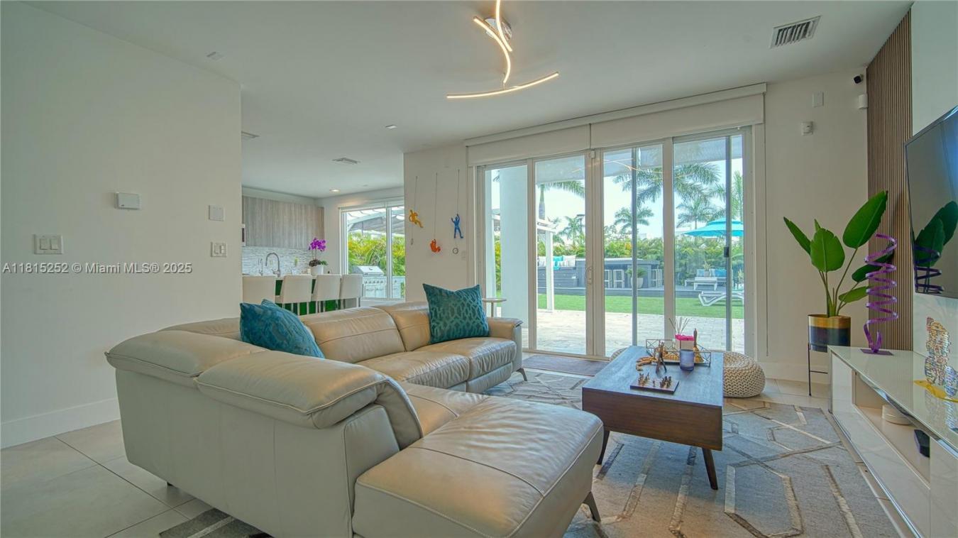Discover luxury living in one of Dorals top gated communities. This fu – image 13