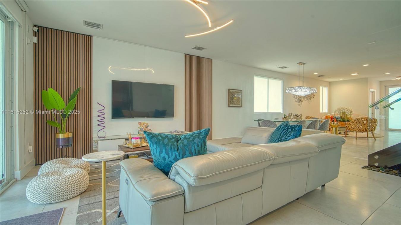 Discover luxury living in one of Dorals top gated communities. This fu – image 14