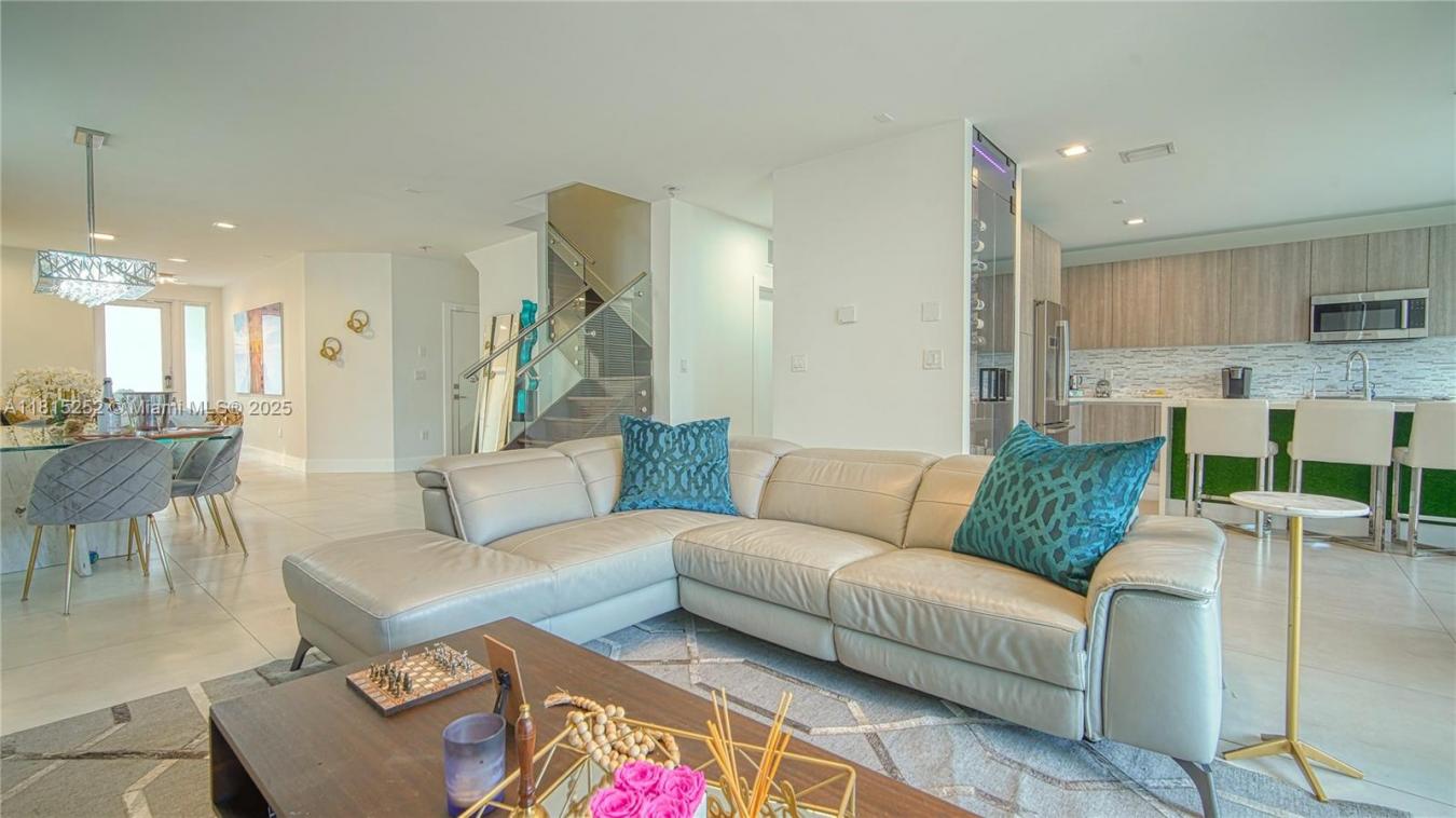Discover luxury living in one of Dorals top gated communities. This fu – image 16