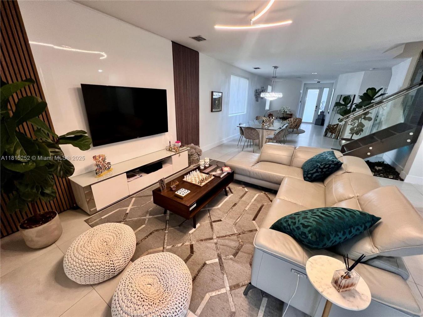 Discover luxury living in one of Dorals top gated communities. This fu – image 17