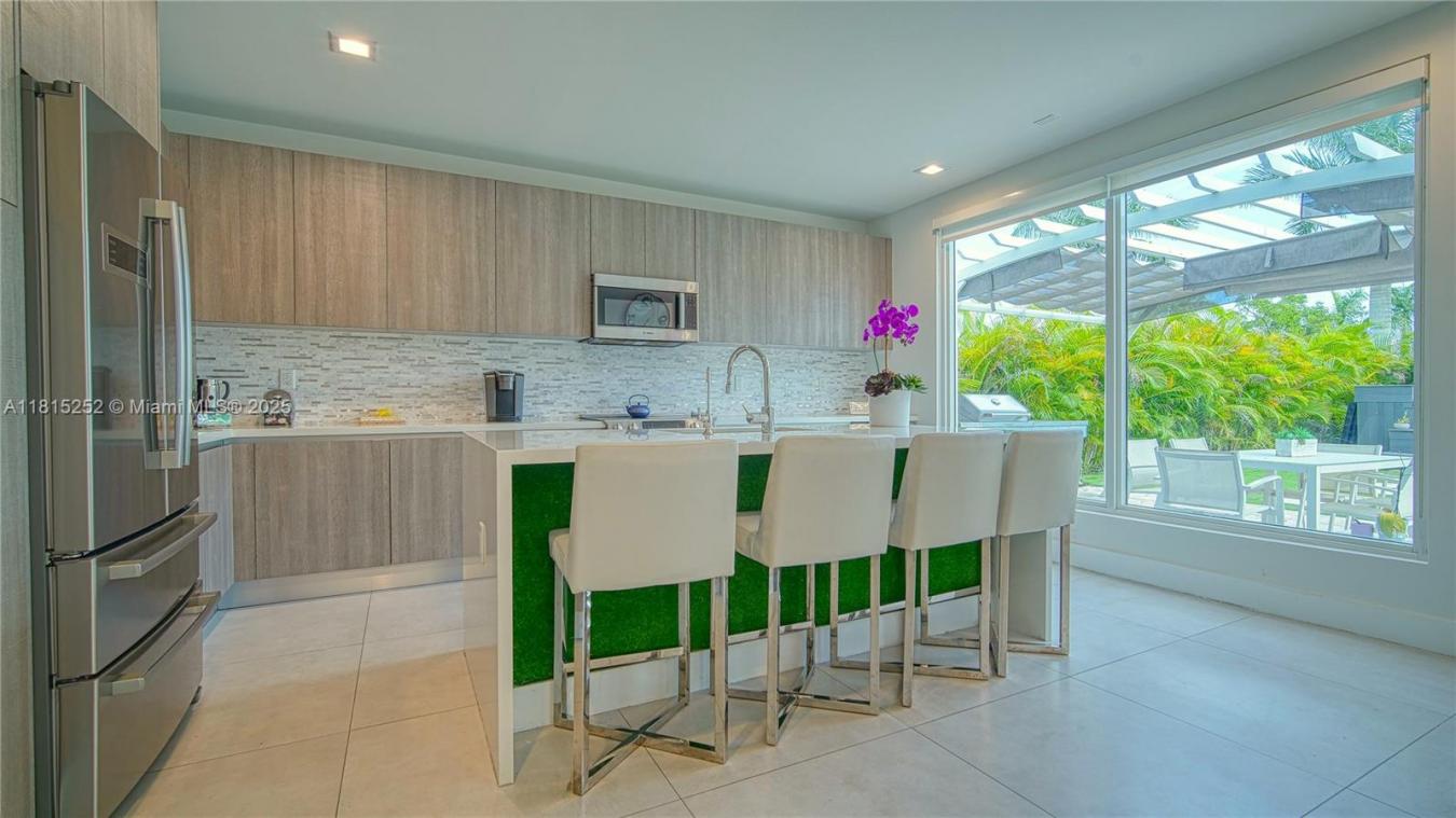 Discover luxury living in one of Dorals top gated communities. This fu – image 20