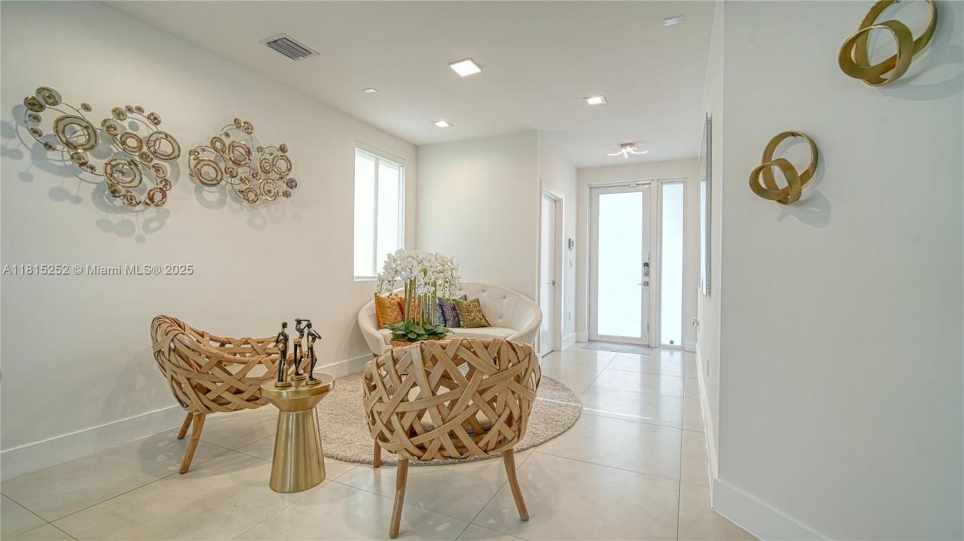 Discover luxury living in one of Dorals top gated communities. This fu – image 5