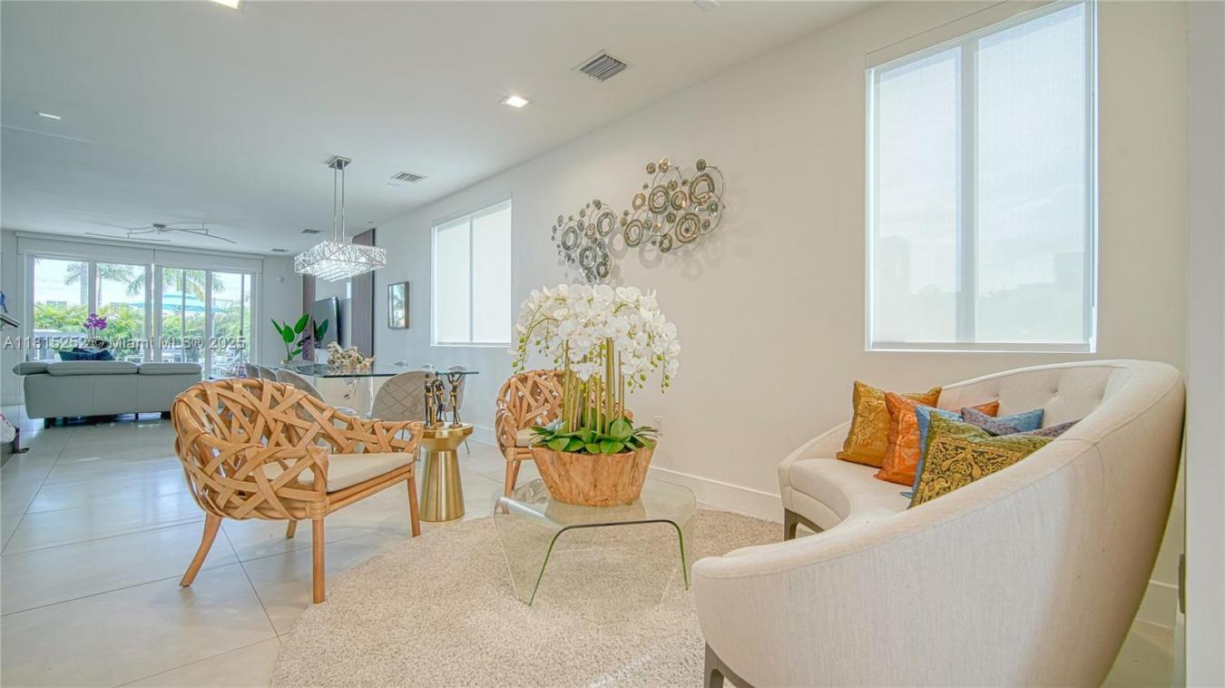 Discover luxury living in one of Dorals top gated communities. This fu – image 6