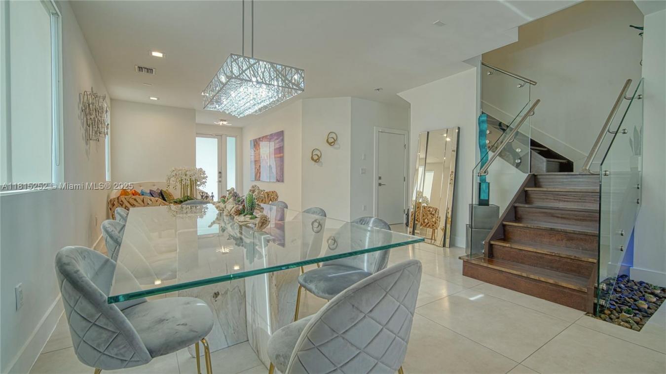 Discover luxury living in one of Dorals top gated communities. This fu – image 7