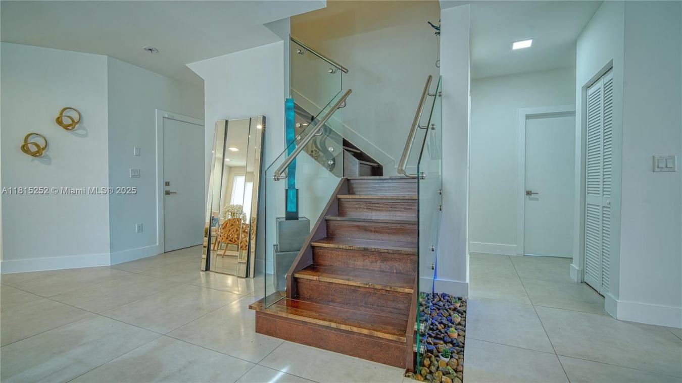 Discover luxury living in one of Dorals top gated communities. This fu – image 9