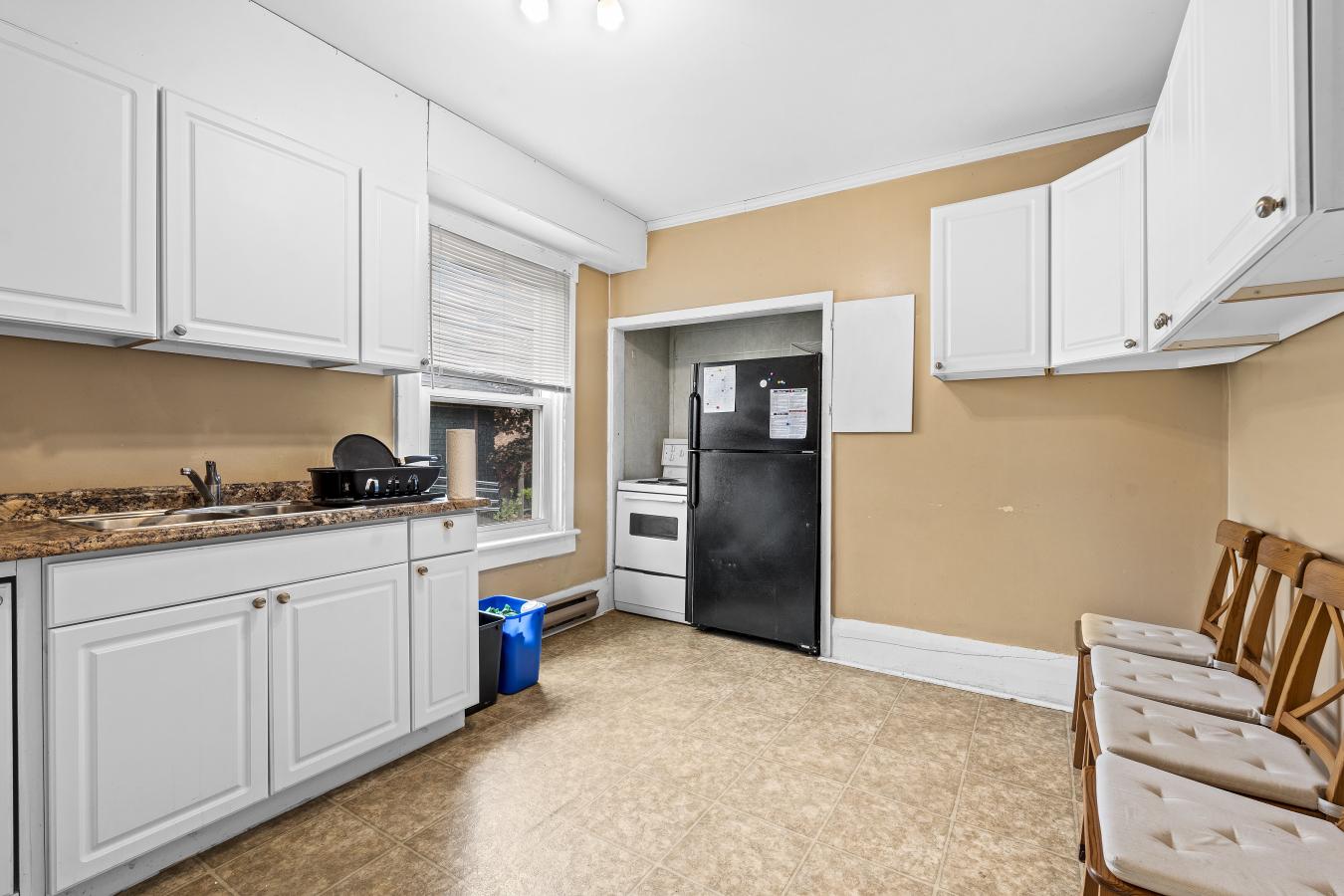 Kingston, Frontenac, K7L 2C6, Canada, 10 Bedrooms Bedrooms, ,4 BathroomsBathrooms,Residential,For Sale,1858550