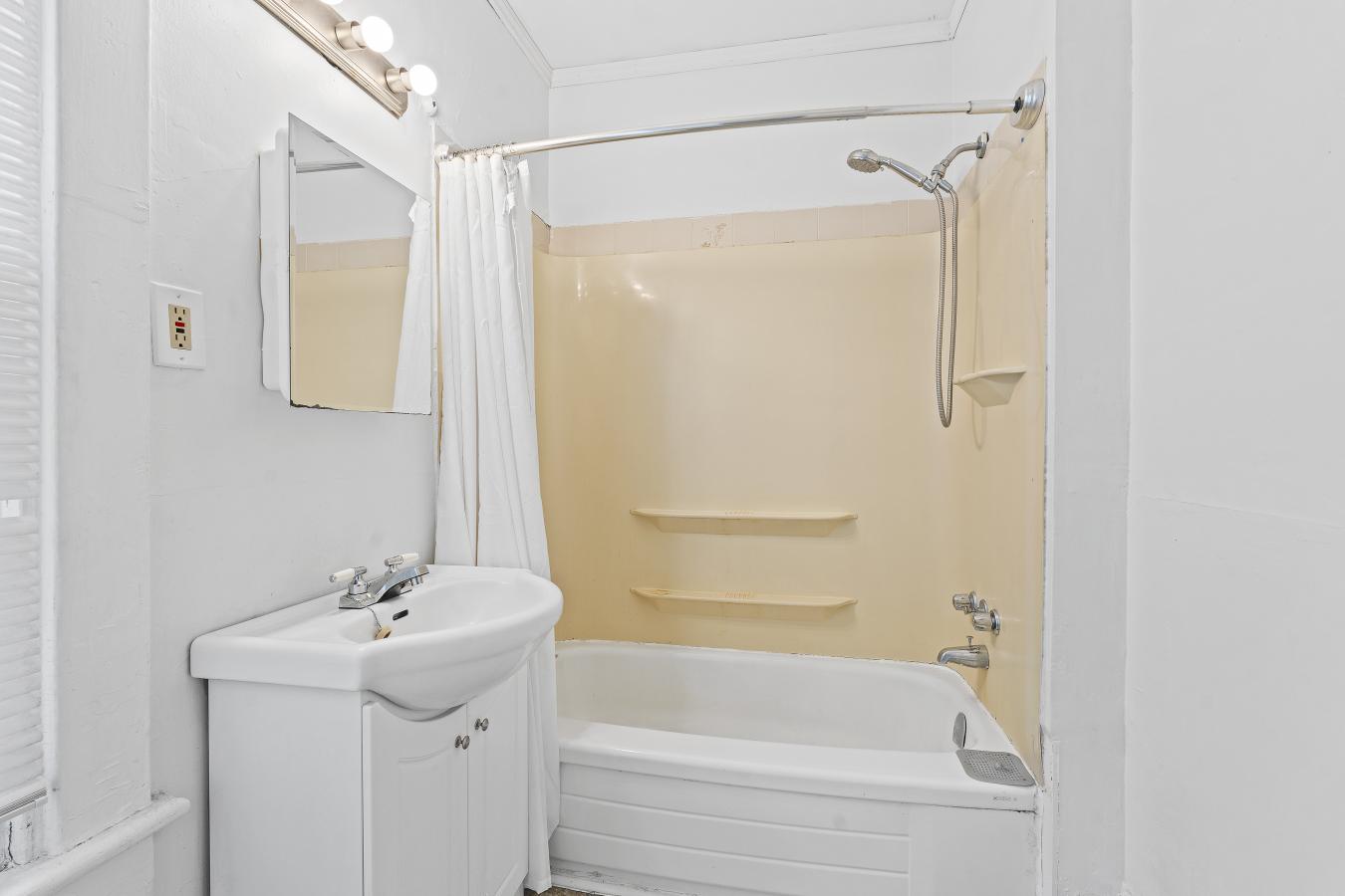 Kingston, Frontenac, K7L 2C6, Canada, 10 Bedrooms Bedrooms, ,4 BathroomsBathrooms,Residential,For Sale,1858550