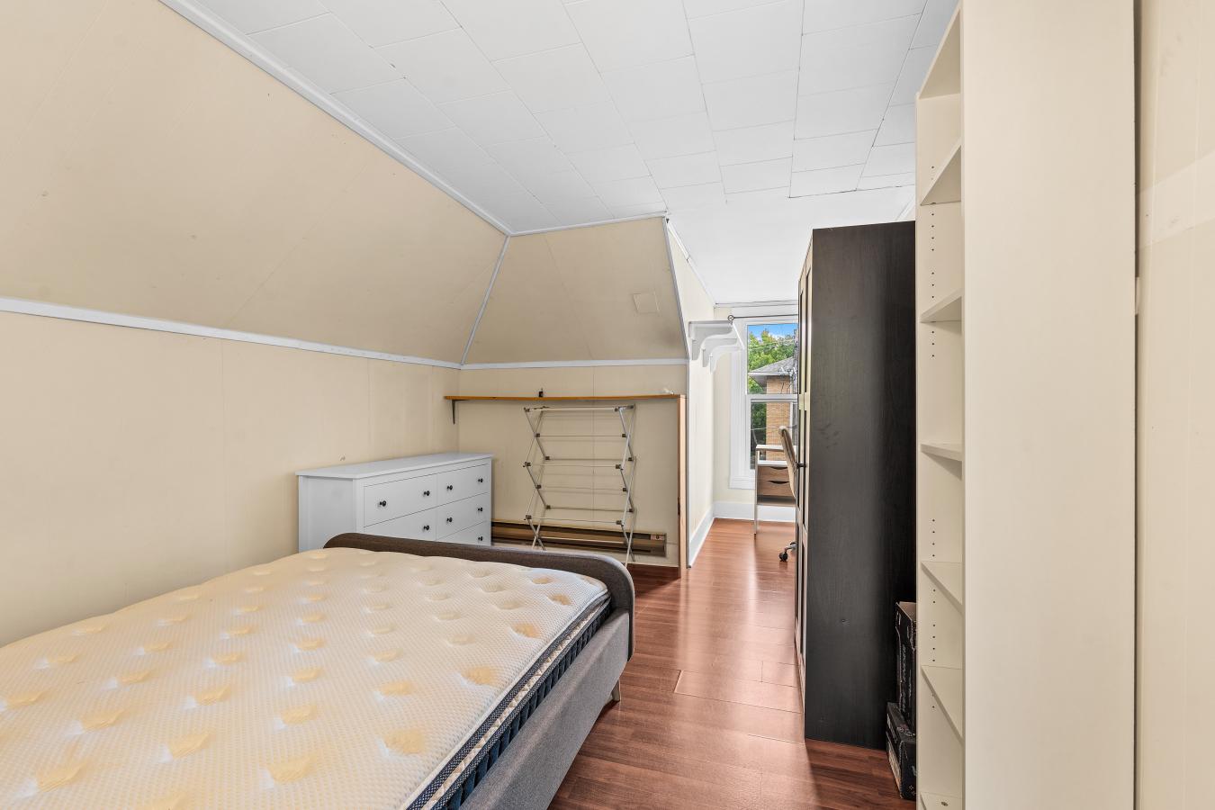 Kingston, Frontenac, K7L 2C6, Canada, 10 Bedrooms Bedrooms, ,4 BathroomsBathrooms,Residential,For Sale,1858550