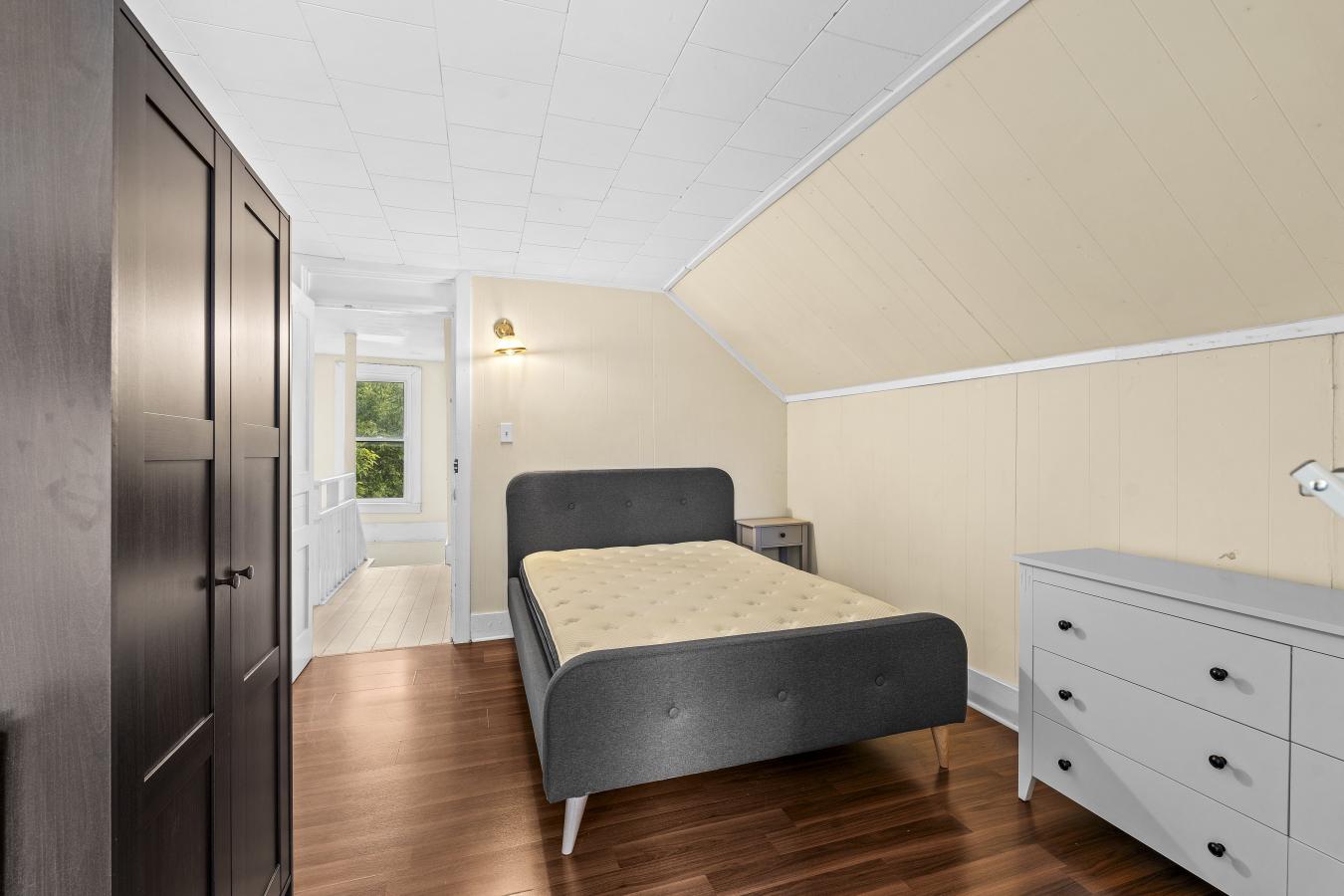 Kingston, Frontenac, K7L 2C6, Canada, 10 Bedrooms Bedrooms, ,4 BathroomsBathrooms,Residential,For Sale,1858550