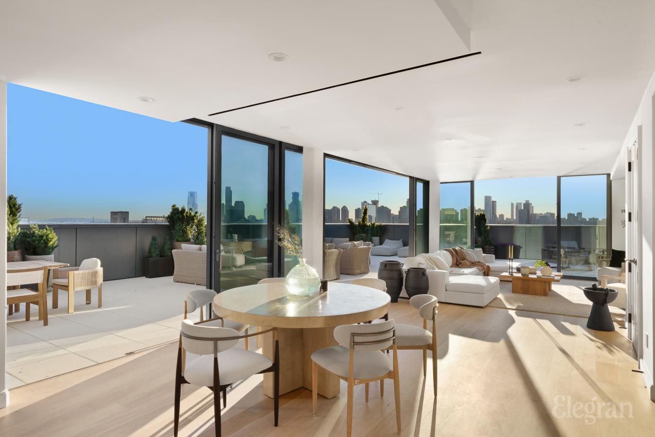 New York, New York, 10014-1015, United States, 3 Bedrooms Bedrooms, ,4 BathroomsBathrooms,Residential,For Sale,1858445
