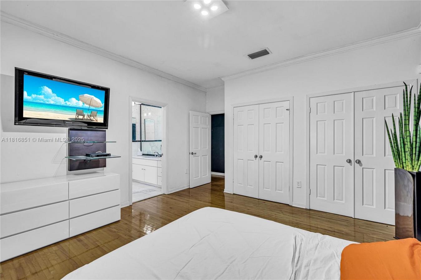 Coral Gables, Florida, 33134, United States, 3 Bedrooms Bedrooms, ,3 BathroomsBathrooms,Residential,For Sale,1858424