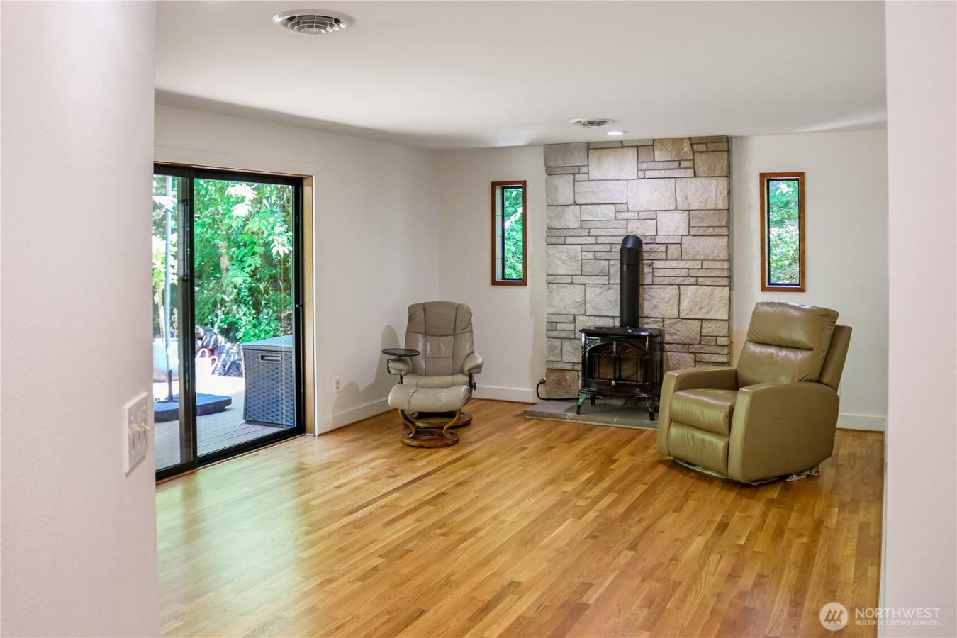 North Bend, Washington, 98045, United States, 3 Bedrooms Bedrooms, ,2 BathroomsBathrooms,Residential,For Sale,1862746