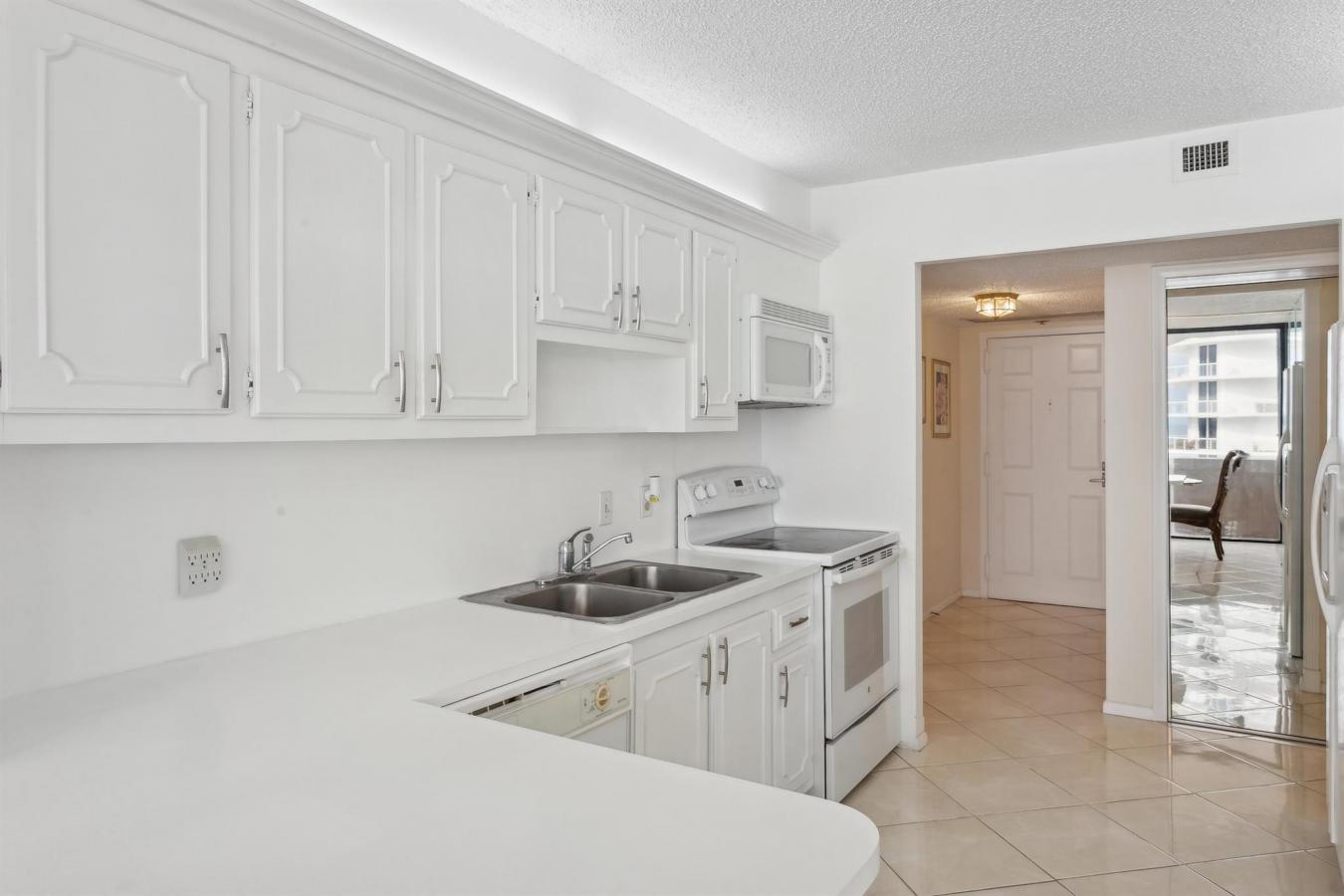 Riviera Beach, Florida, 33404, United States, 2 Bedrooms Bedrooms, ,2 BathroomsBathrooms,Residential,For Sale,1862732