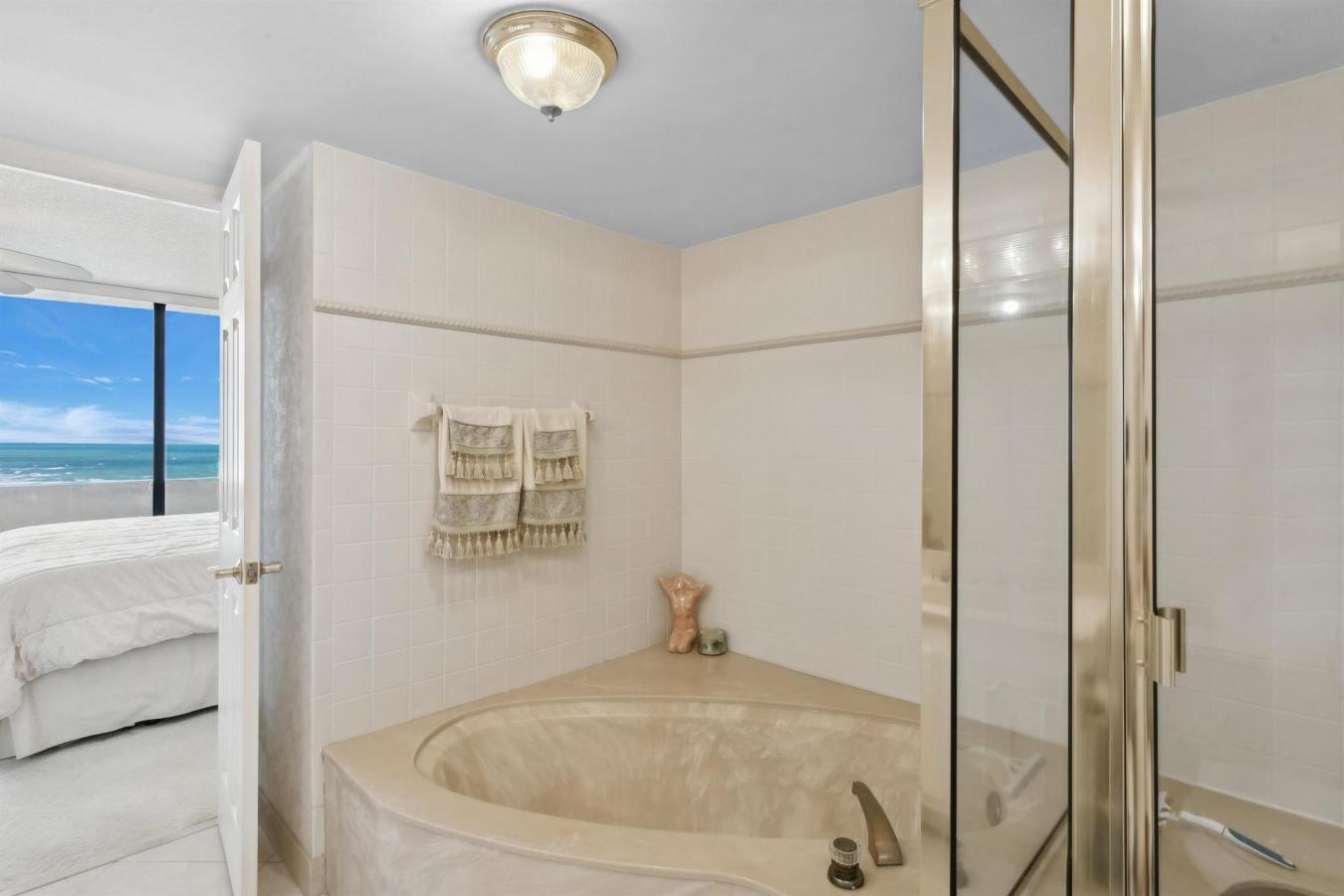 Riviera Beach, Florida, 33404, United States, 2 Bedrooms Bedrooms, ,2 BathroomsBathrooms,Residential,For Sale,1862732