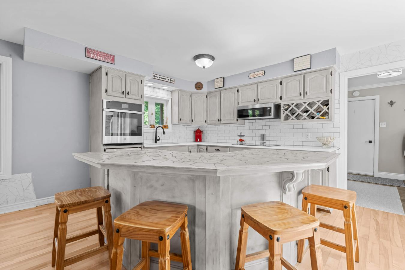 Seeley's Bay, South Frontenac, K0H 1H0, Canada, 7 Bedrooms Bedrooms, ,3 BathroomsBathrooms,Residential,For Sale,1862731