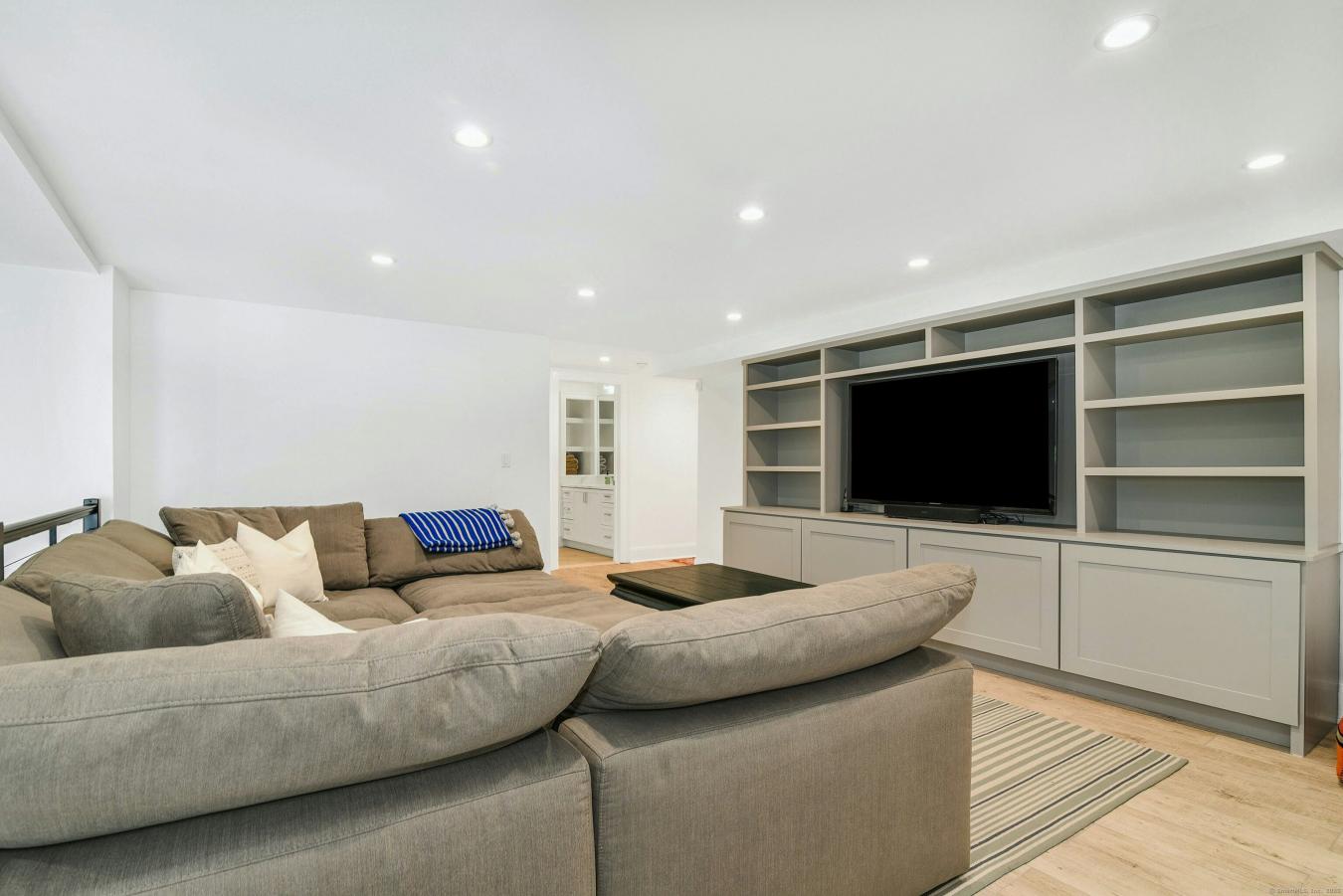 Rowayton, Connecticut, 06853, United States, 4 Bedrooms Bedrooms, ,4 BathroomsBathrooms,Residential,For Sale,1859191