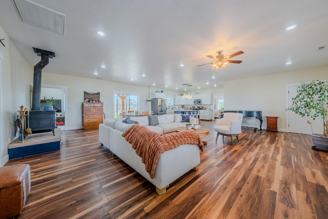 Kanab, Utah, 84331, United States, 4 Bedrooms Bedrooms, ,3 BathroomsBathrooms,Residential,For Sale,1868035