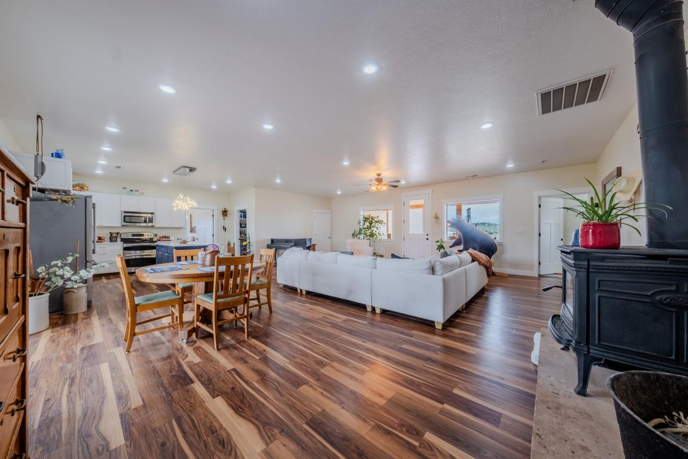 Kanab, Utah, 84331, United States, 4 Bedrooms Bedrooms, ,3 BathroomsBathrooms,Residential,For Sale,1868035