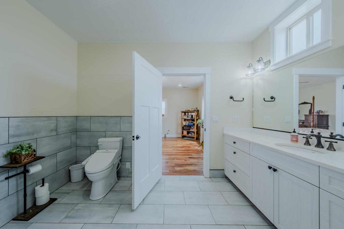 Kanab, Utah, 84331, United States, 4 Bedrooms Bedrooms, ,3 BathroomsBathrooms,Residential,For Sale,1868035