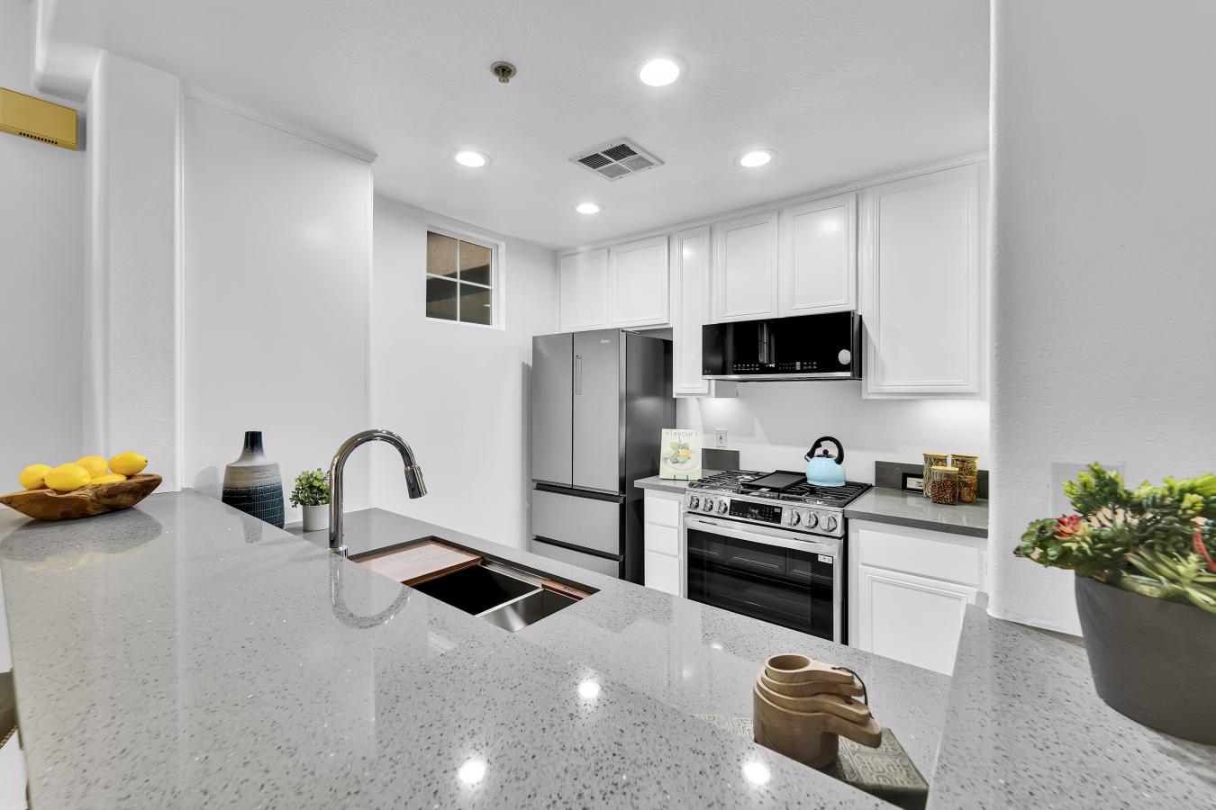 Playa Vista, Los Angeles, 90094, United States, 2 Bedrooms Bedrooms, ,2 BathroomsBathrooms,Residential,For Sale,1869008