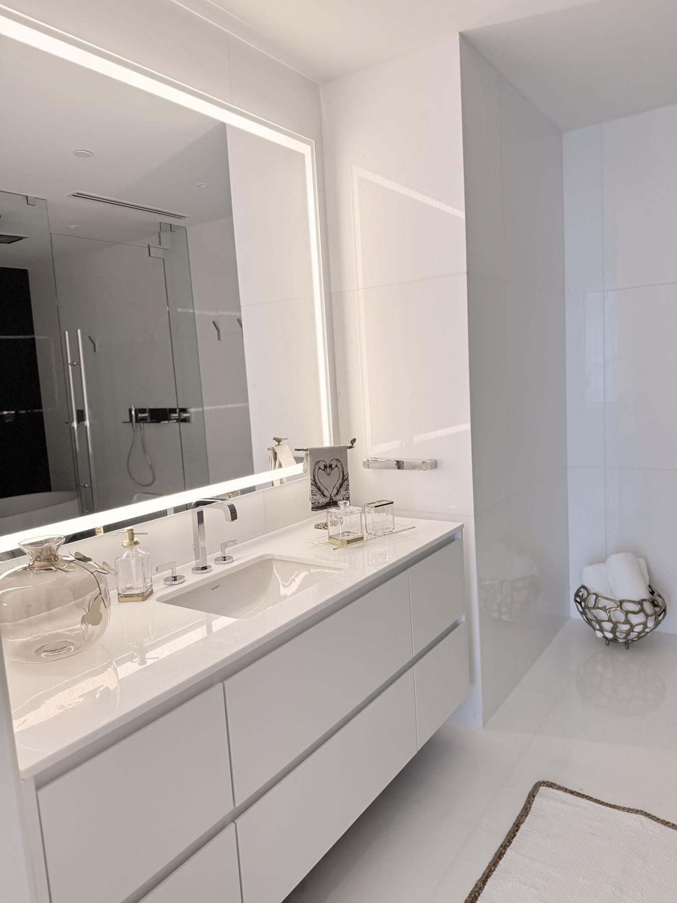 Miami, Florida, 33131, United States, 2 Bedrooms Bedrooms, ,2 BathroomsBathrooms,Residential,For Sale,1867819