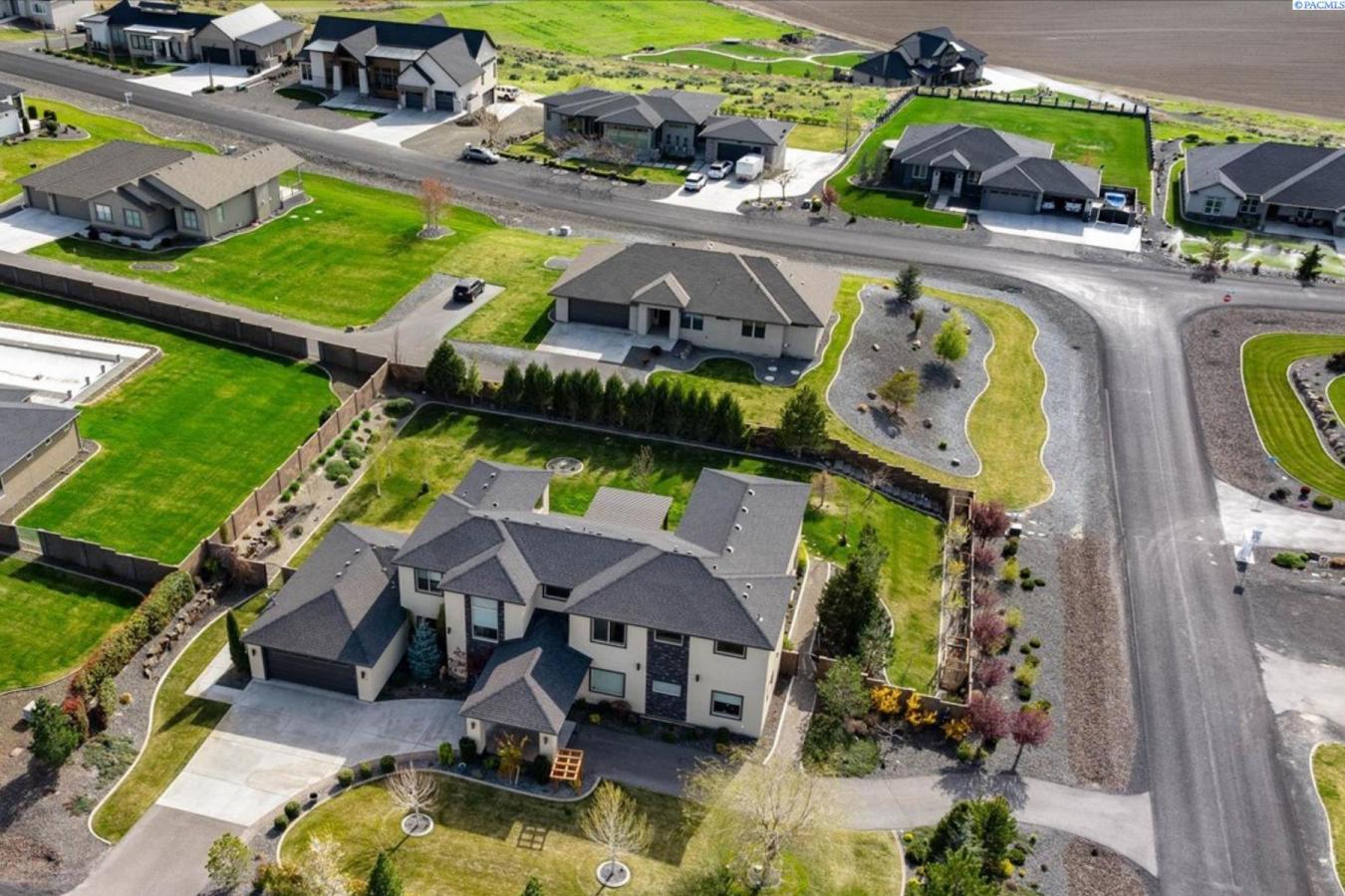 Kennewick, Washington, 99338, United States, 4 Bedrooms Bedrooms, ,4 BathroomsBathrooms,Residential,For Sale,1868997