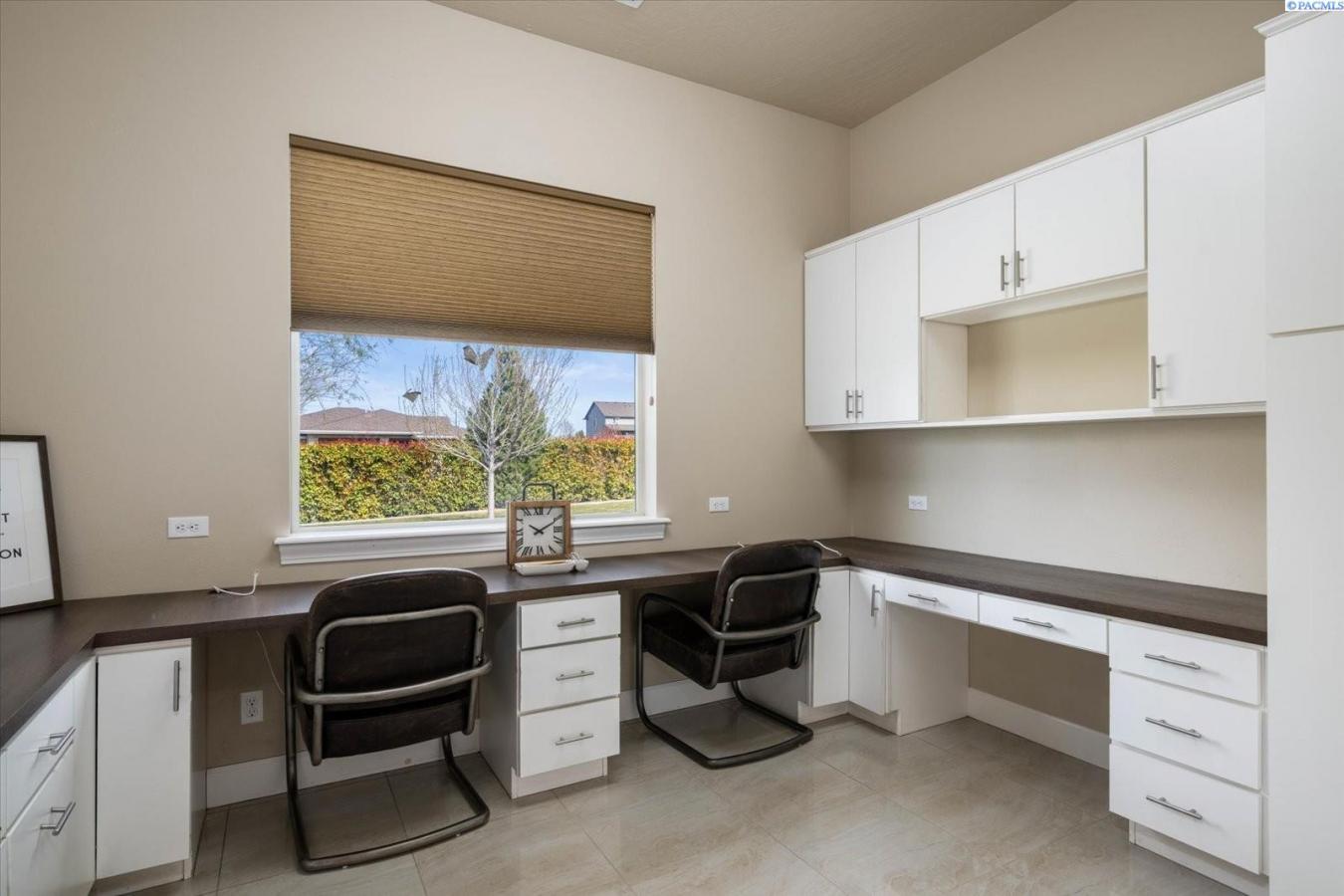 Kennewick, Washington, 99338, United States, 4 Bedrooms Bedrooms, ,4 BathroomsBathrooms,Residential,For Sale,1868997