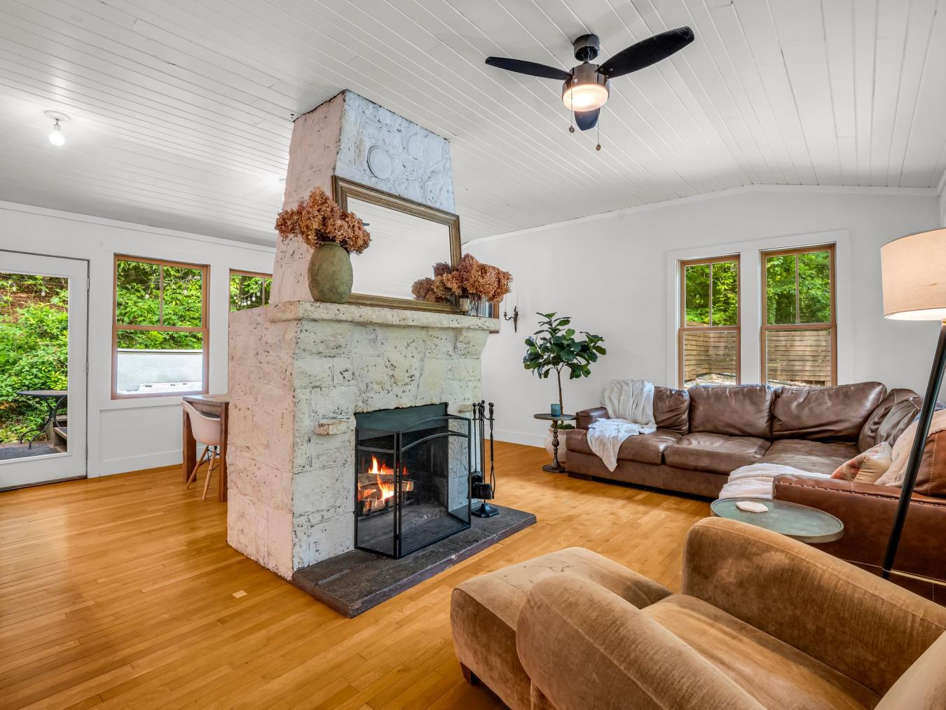 Hendersonville, Henderson, 28739, United States, 2 Bedrooms Bedrooms, ,2 BathroomsBathrooms,Residential,For Sale,1868986