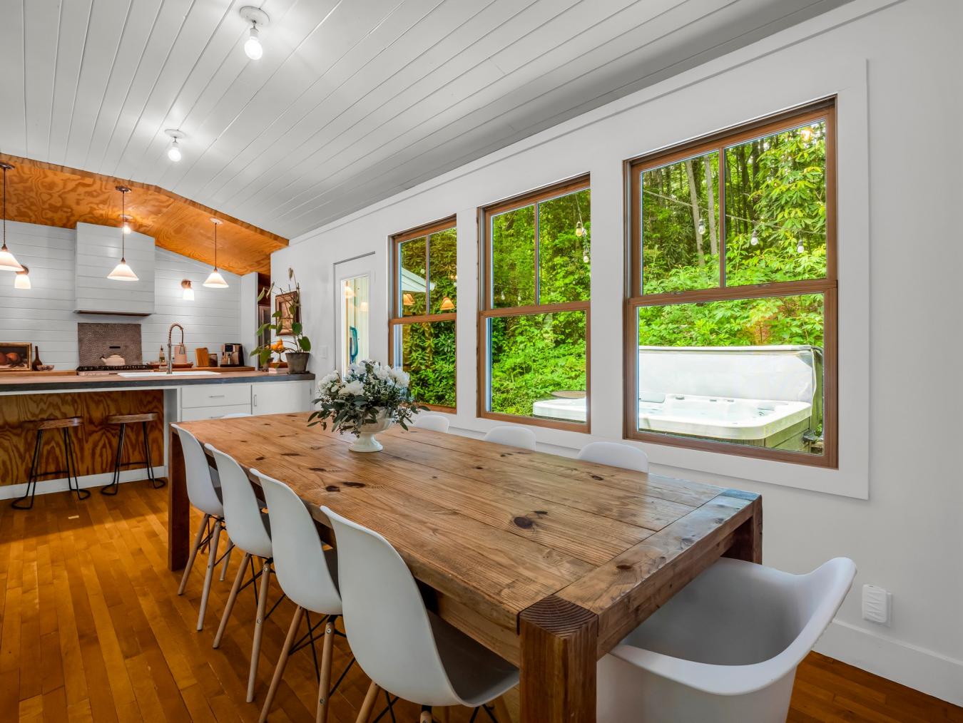 Hendersonville, Henderson, 28739, United States, 2 Bedrooms Bedrooms, ,2 BathroomsBathrooms,Residential,For Sale,1868986