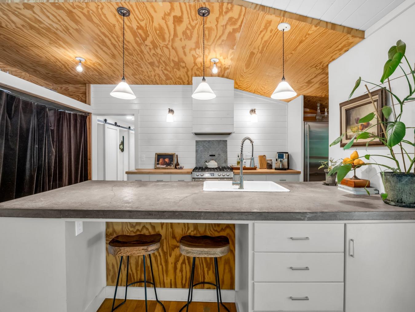 Hendersonville, Henderson, 28739, United States, 2 Bedrooms Bedrooms, ,2 BathroomsBathrooms,Residential,For Sale,1868986
