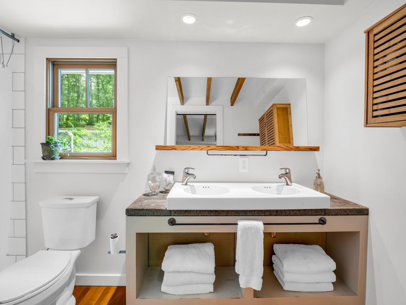 Hendersonville, Henderson, 28739, United States, 2 Bedrooms Bedrooms, ,2 BathroomsBathrooms,Residential,For Sale,1868986