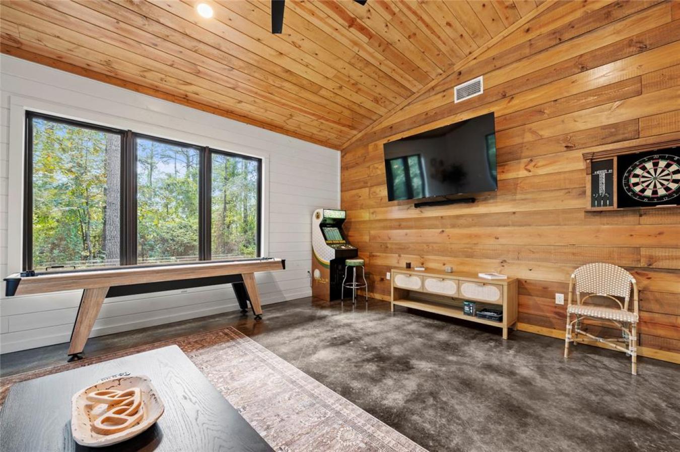 Broken Bow, Oklahoma, 74728, United States, 7 Bedrooms Bedrooms, ,6 BathroomsBathrooms,Residential,For Sale,1871876