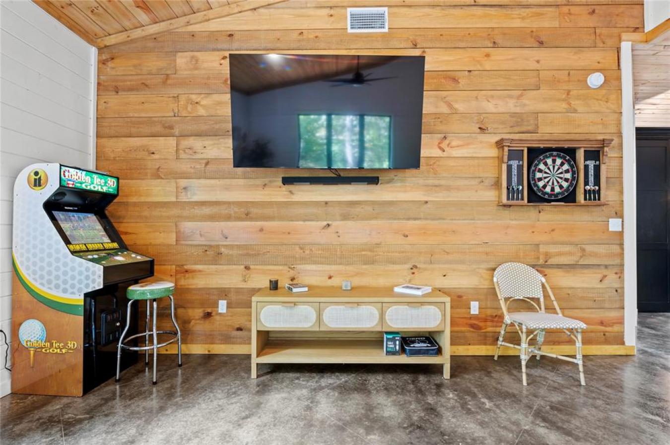 Broken Bow, Oklahoma, 74728, United States, 7 Bedrooms Bedrooms, ,6 BathroomsBathrooms,Residential,For Sale,1871876