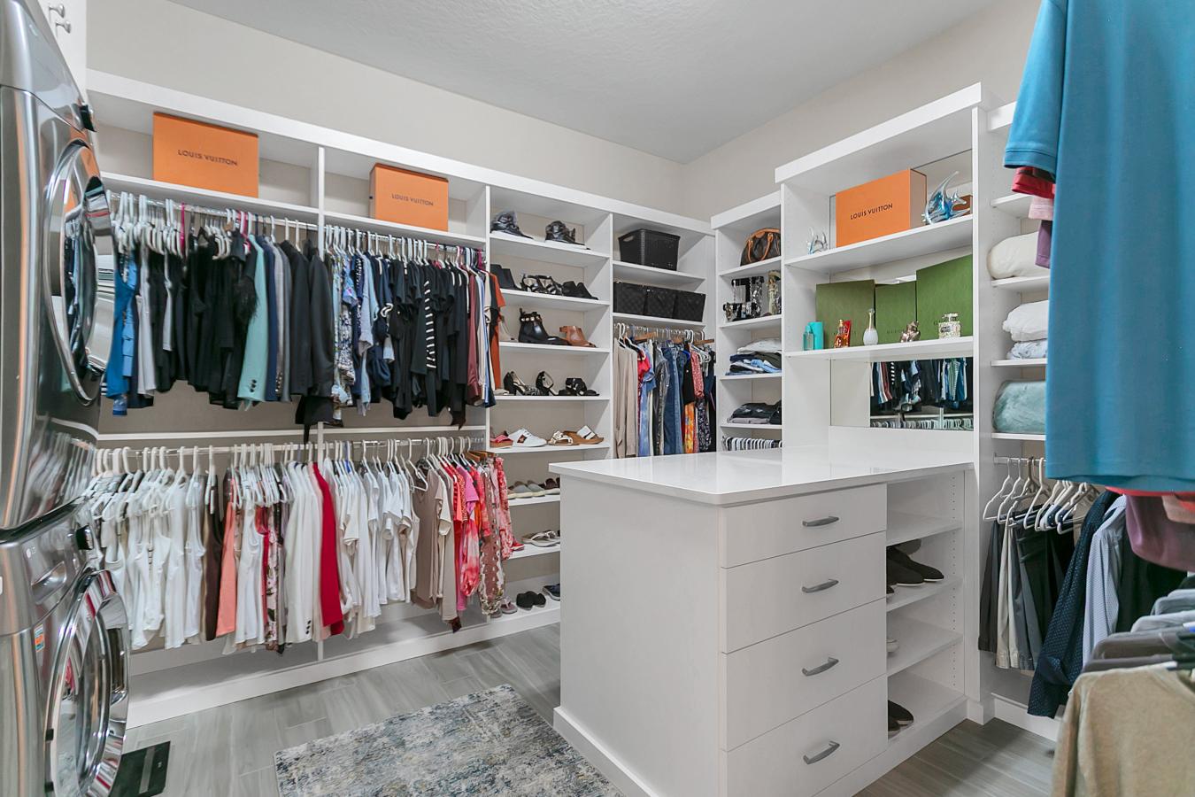 Oviedo, Seminole, 32765, United States, 6 Bedrooms Bedrooms, ,5 BathroomsBathrooms,Residential,For Sale,1877681