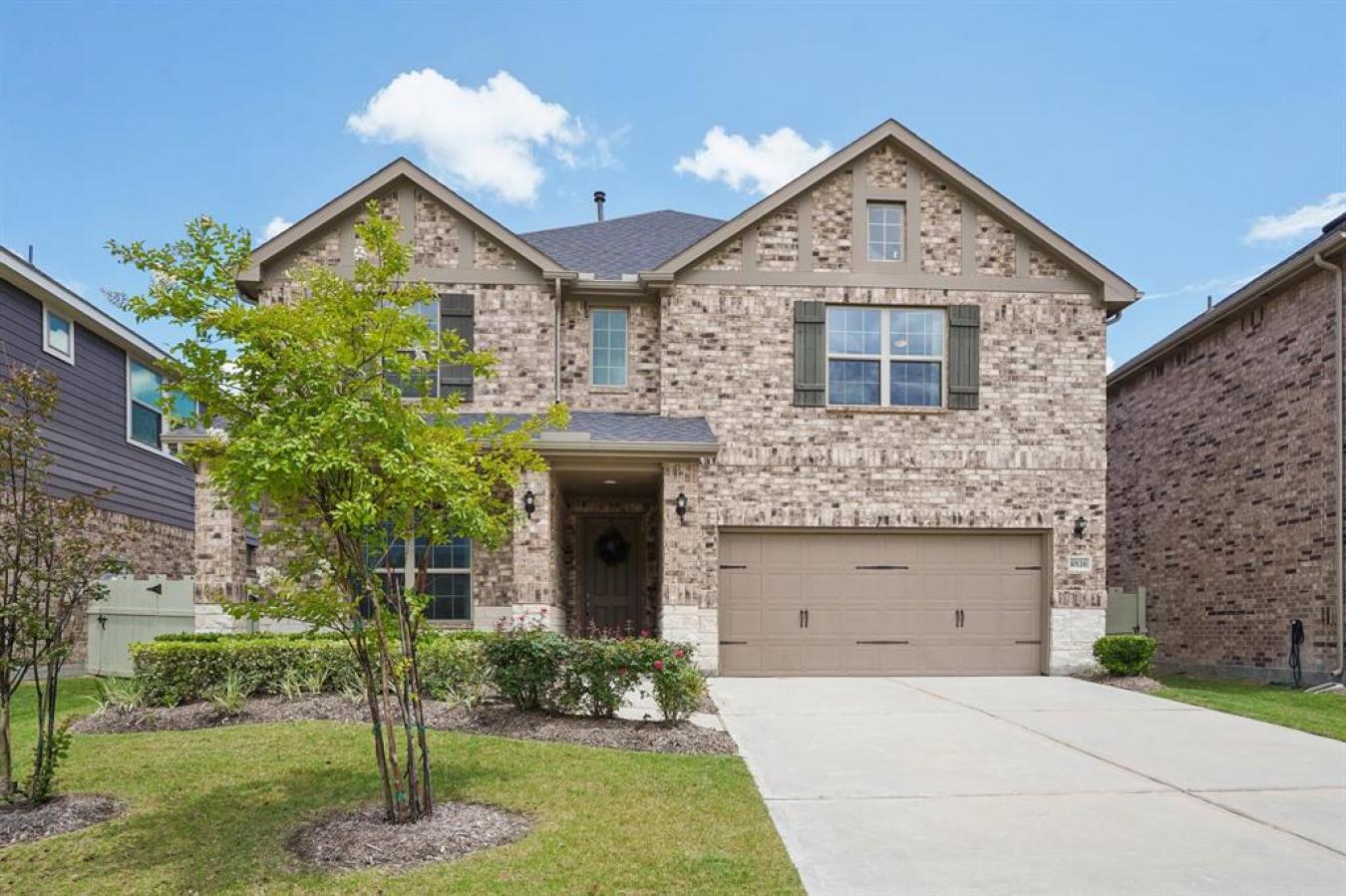 Charming, Modern, and Move-In Ready This stunning 2-story home offers – image 1